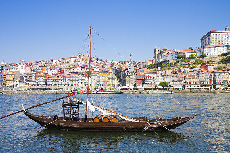 典型的葡萄牙木船，在葡萄牙语中被称为“barcos rabelos”，过去用来运输著名的波特酒(葡萄牙)